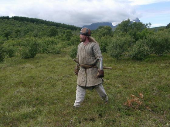 Vikingmarked med øks og kniv