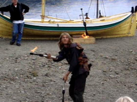 Sjonglering med brennende fakler. <a href="galleri/film/vikingmarked2005_sjonglering.avi">Last ned filmklipp!</a>