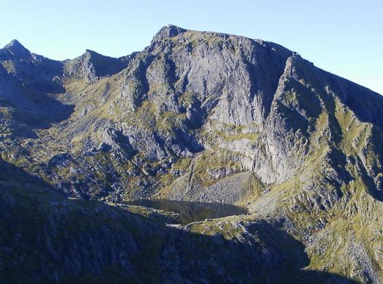 Over hoveddemninga mot Skrådalen ligger nok et vann med en mindre demning. (september 2002)