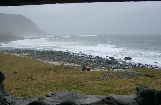 Her har turfolket plassert seg på god avstand fra havet, og kan se hvilke krefter vind og vær kan sette i verk etter en kuling.