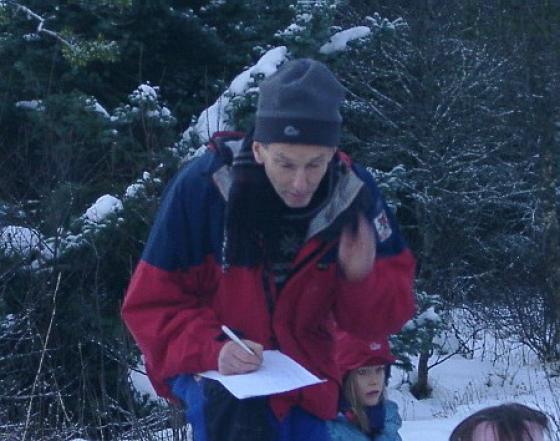 Turansvarlig Knut Stensen noterer navn på deltakerne. Over 70 fremmøtte, så han var storfornøyd. Det var også de oppmøtte.