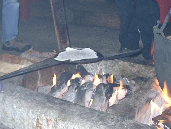 Rask og enkel steiking på bålet, så er flatbrødet klart til å spises