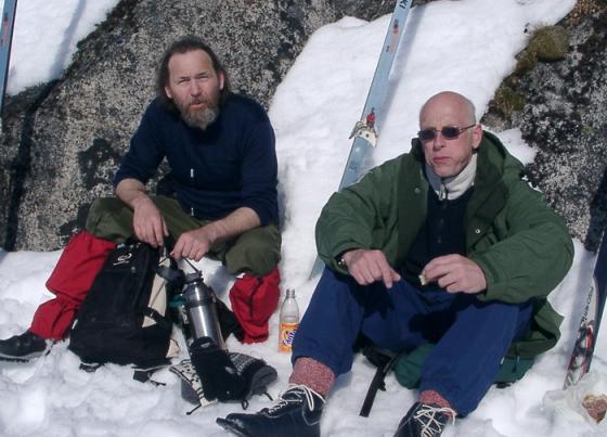 April. Ei fin tid for å gå på ski. Her er Odd Nicolaysen og Arild Emilsen som pauser i Blåtinden. Per Johan Høyen tok bildet.