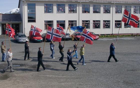 Mai. Flaggborgen på vei inn på skoleplassen den 17.mai.
