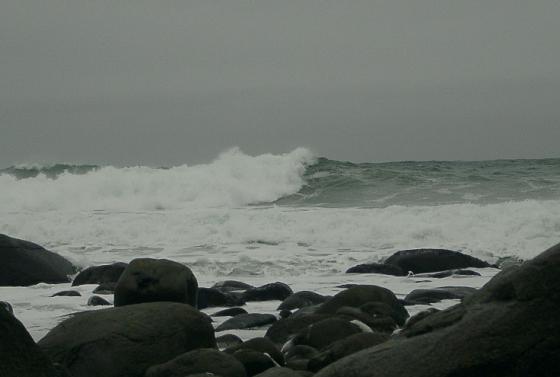 Oktober. Også denne måneden er prega av regn og vind. Bildet viser hvordan havet slår inn mot stranda utenfor Eggum en oktoberdag.