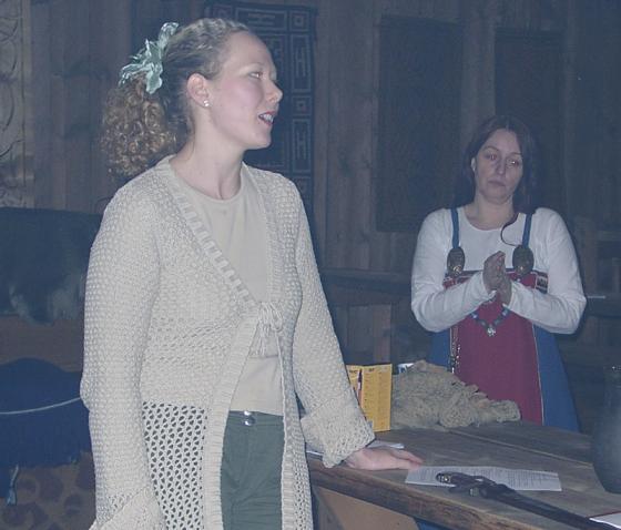 Regiansvarlig Maiken Garder i orienterer om opplegget for spelet 2006. Trine Adolfsen i bakgrunnen.