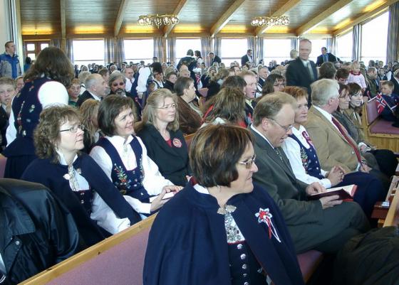 Borge kirke fullsatt slik den pleier å være på 17.mai.