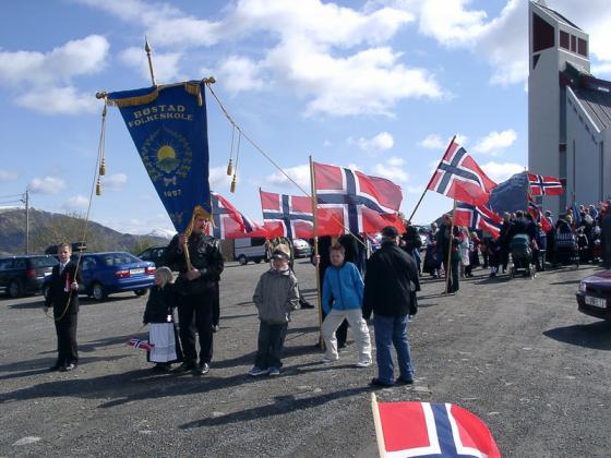 Flaggborgen oppstilt på parkeringsplassen ved kirka.