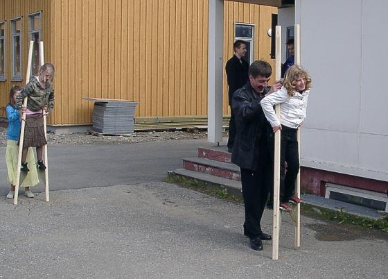 Leker. Ungene fikk prøve seg på styltegang. Ikke helt lett. Og så var det meste over.