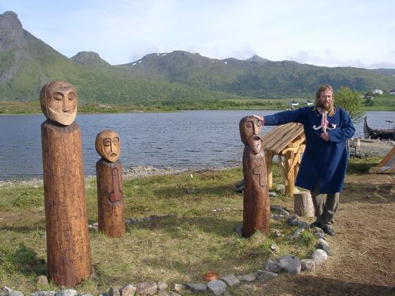 Olav Tvennumbruni ved horget, der Odin, Tor og Frøy har sin plass.