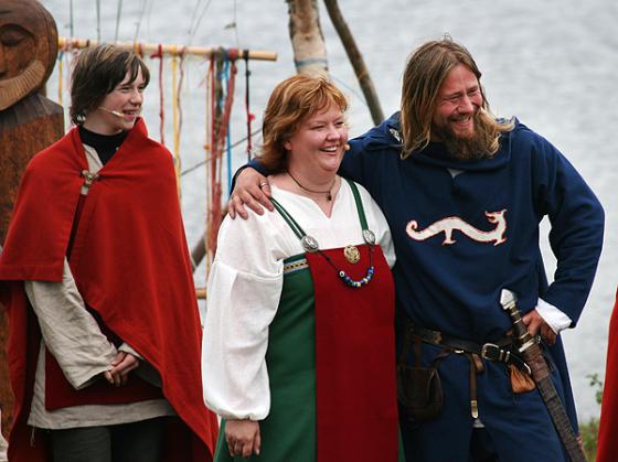 Høvdingen og husfrua på Borg gleder seg over besøket fra Gimsøya. Tommy Tallaksen og Gøril Jensen.
