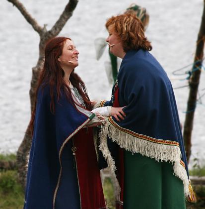 Husfruene fra Borg og Gimsøya i fortrolig samtale. Trine Adolfsen og Gøril Jensen.