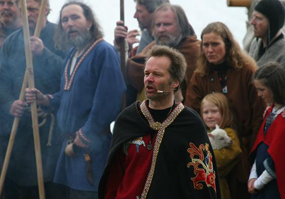 Høvding Tore (Sveinung Skårset) er ikke helt fornøyd med det som skjer på blotplassen.