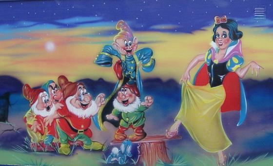 Utsnitt av en Disneyinspirert kassebil-dekorasjon fra Linstrøms tivoli.