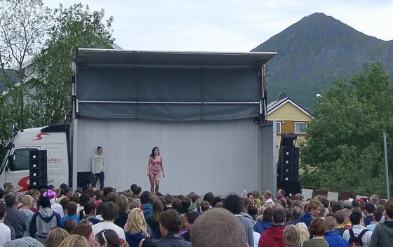Motefremvisning av badedrakter, andre sommerklær og brudekjoler så ut til å slå an på en lørdags ettermiddag.