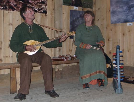 Harald og Mari Foss underholdt med sang og musikk.