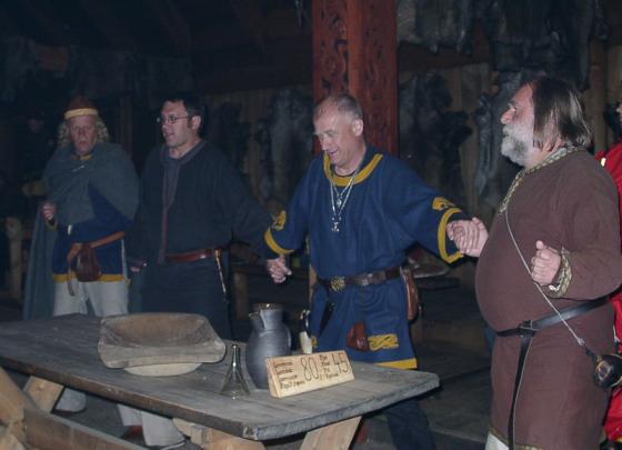 Historien om Tor på fisketur synges mens ringdansen går.