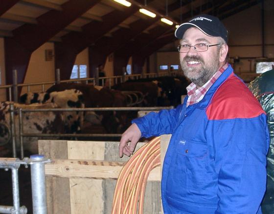 Jens Arne Hansen, en av eierne i samdrifta viste frem fjøset, og var så langt fornøyd.