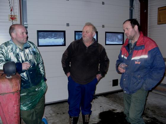 Jon Hansen, den andre driveren her i samtale med et par andre kubønder som var innom.