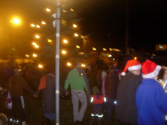 Mens andre gikk rundt juletreet.
