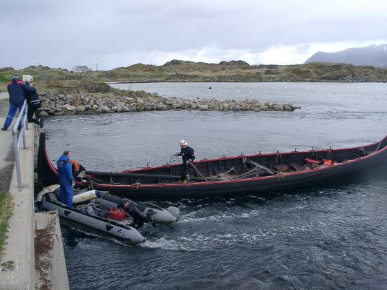 I mai var det nye vikingskipet på vei fra Polen til Borg, ikke uten besvær under brua til Nessiøya.