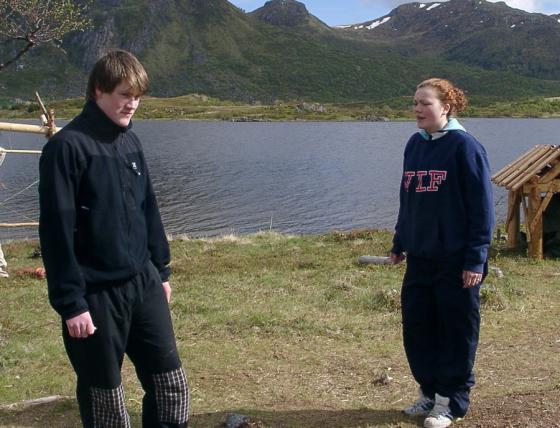 Øvelsene til Sagaspelet starta tidlig i mai. Her er det høvdingsønnen på Borg og dattera til Gimsøyhøvdingen som møtes. Kostymene kom senere.