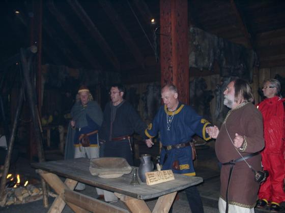 Også i år var det vikingmarked på Borg. Her fremføres en ringdans i høvdinghuset av tilreisende gjester.