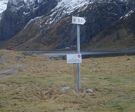 Motstridene beskjeder, både stoppskilt og anvisning til om p fortsette minst 0,8 km videre mot Unstad fra Eggum.