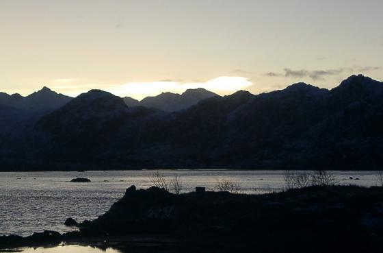 På julaften var det et underlig lys i horisonten. Bildet tatt fra Nessiøya.