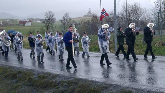 Sliterne på 17.mai. De fleste i korpset hadde heldigvis kledd seg for været.