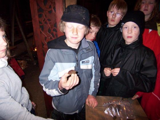 12 år gamle hobbyarkeolog Johan Vardehaug i midten fant en stein som viste seg å kunne være et fragment fra en rektangulær tverrøks fra yngre steinalder