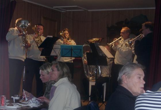Innendørs var det Swing Brass Band som sto for de musikalske innslaga, til stor applaus fra de fremmøtte.