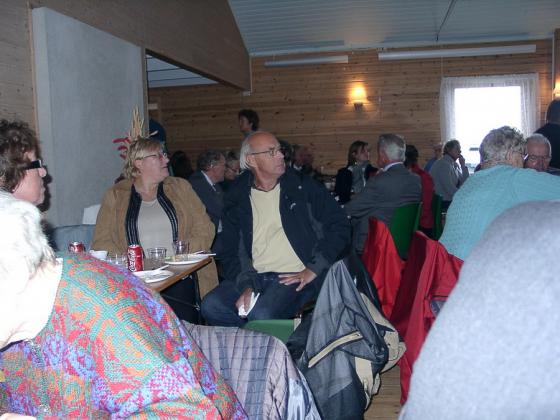 Det var fullt hus og god stemning, og med mat, kaffe og gaveoverrekkelser. 