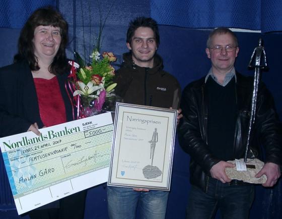 Den kommunale næringsprisen gikk i 2007 til det driftige ekteparetKnut og Tove Åland. Her med svigersønn og yster Gøran i midten.