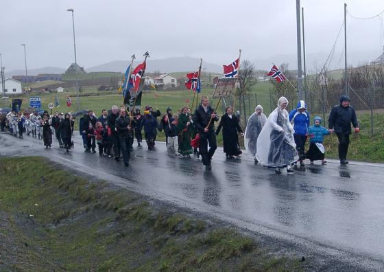 Hustrig 17.maifeiring på Bøstad.
