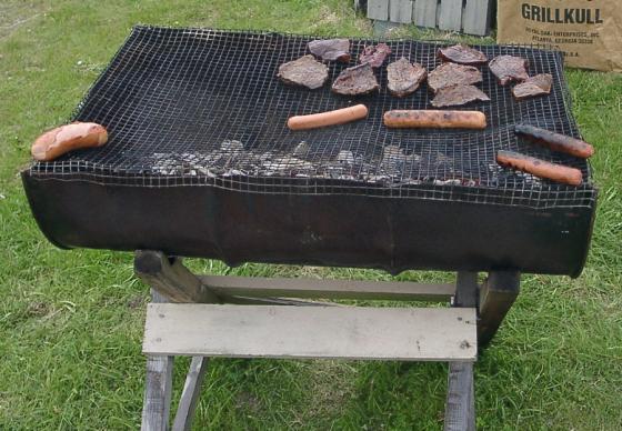 Tradisjonell sankthansfeiring i Hagvågen med grillpølser og kvalkjøtt.