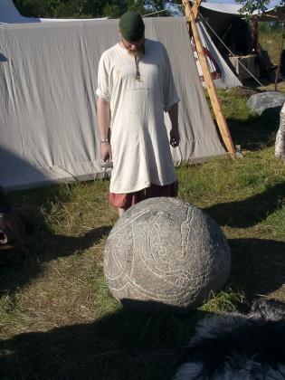 Også i 2007 var det vikingmarked på Borg. Her er det en viking som har gitt seg kunsten i vold.