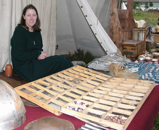 Noen har sin opprinnelse langt fra vikingenes kjerneområde som Bernice Spink som er fra Texas. Hun solgte smykker og andre kopier av gjenstander fra vikingtida.