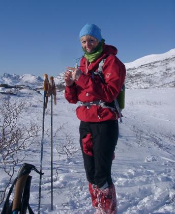 Birkebeiner Ellen Martinsen på vei fra Alstad til Hagskaret torsdag, tar en liten pause på turen.