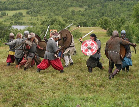 Brynje, øks og sverd