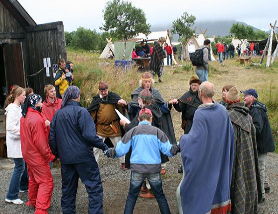 Ringdans ledet av medlemmer fra Kase Sälskap.