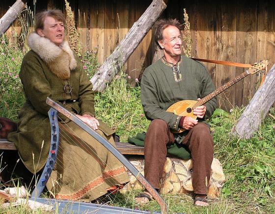 Kari og Harald Foss fra Telemark sang og akompagneerte viser fra forgangen tid, samtidig som publikum fikk en del historier om den siste vikingkongen Harald Hardråde.