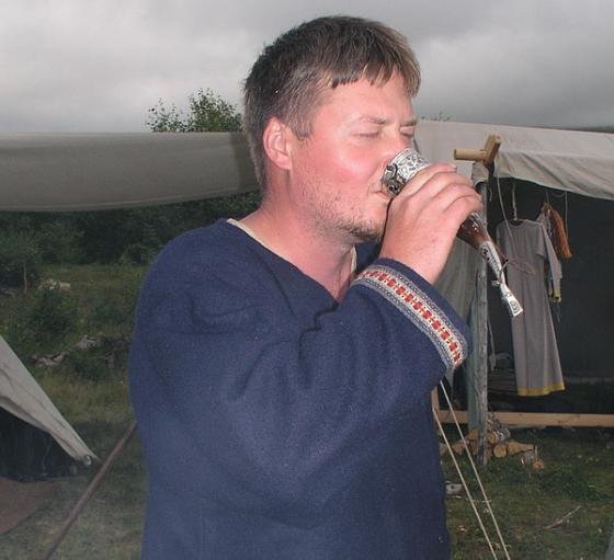 Her er det Håkan Altrock som drikker av et forseggjort drikkehorn fra Georgia.
