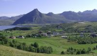 Bilde av Bøstad og Borg, med Handbergstinden ruvende i bakgrunnen.