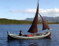 Nordlandsbåt i smult farvann