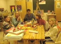 Juleavslutning med pepperkaka og saft. Fra venstre: Amanda, Nina, Gøran Paula og Linda.