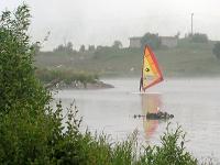 Her har en av brettseilerne kurs for land i Hagvågen.